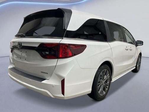 Platinum White 2026 Honda Odyssey Touring