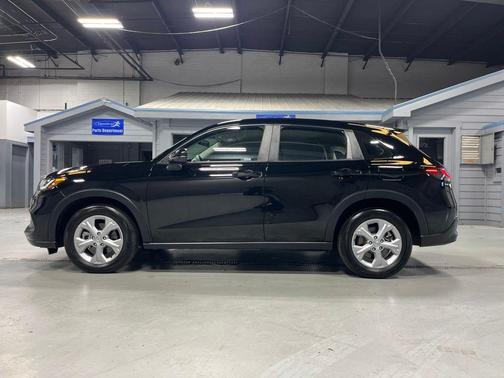 Crystal Black Pearl 2024 Honda HR-V LX
