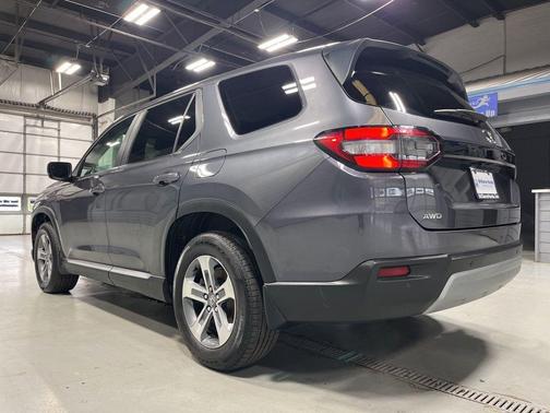 Modern Steel Metallic 2024 Honda Pilot EX-L