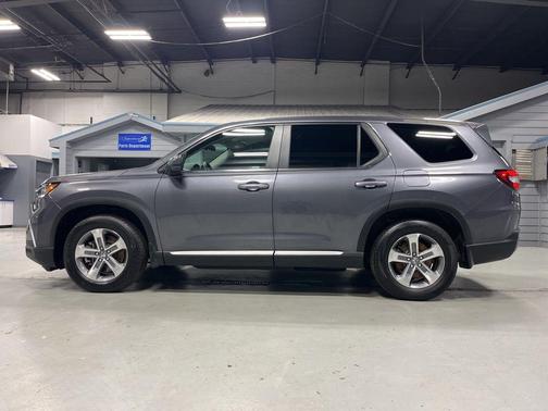 Modern Steel Metallic 2024 Honda Pilot EX-L