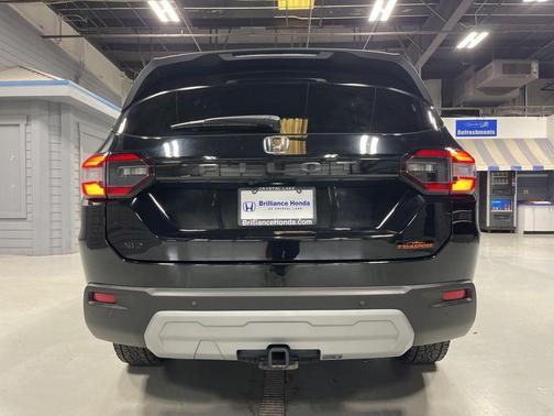 Crystal Black Pearl 2024 Honda Pilot TrailSport