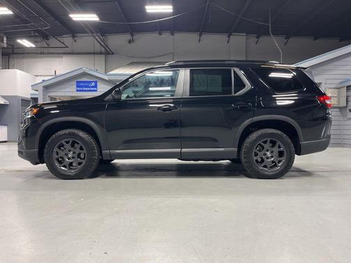 Crystal Black Pearl 2024 Honda Pilot TrailSport