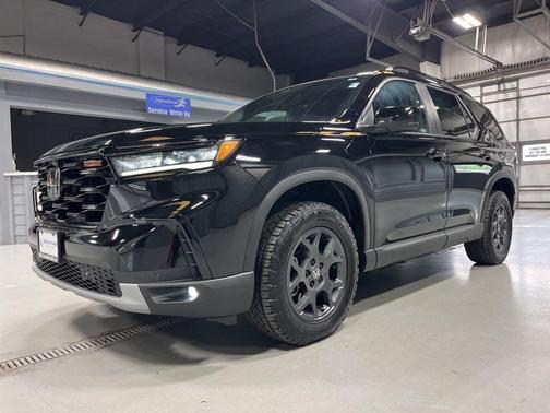 Crystal Black Pearl 2024 Honda Pilot TrailSport