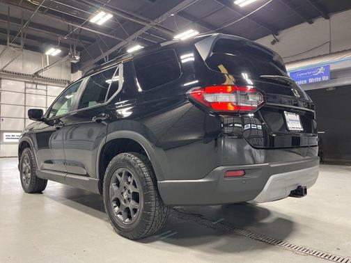 Crystal Black Pearl 2024 Honda Pilot TrailSport