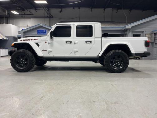 Bright White Clearcoat 2023 Jeep Gladiator Mojave
