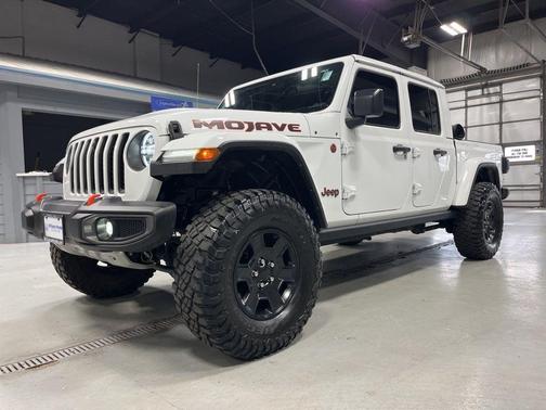 Bright White Clearcoat 2023 Jeep Gladiator Mojave