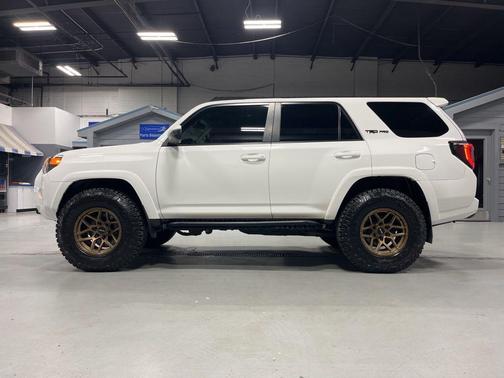 Super White 2017 Toyota 4Runner TRD Pro