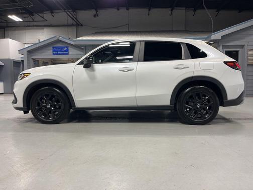Platinum White Pearl 2024 Honda HR-V Sport