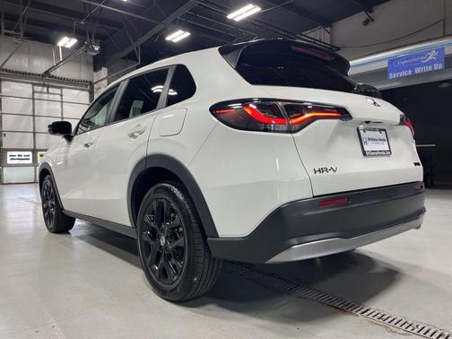 Platinum White Pearl 2024 Honda HR-V Sport