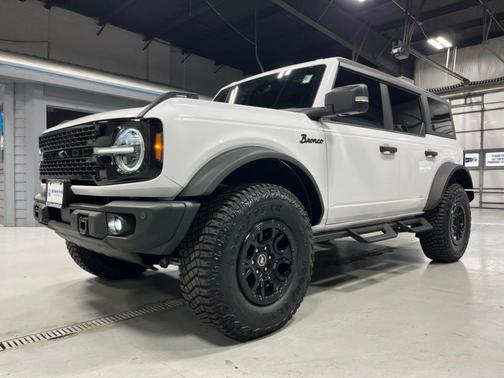 Oxford White 2023 Ford Bronco Badlands