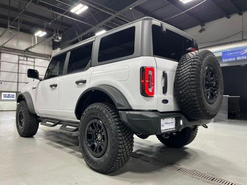 Oxford White 2023 Ford Bronco Badlands