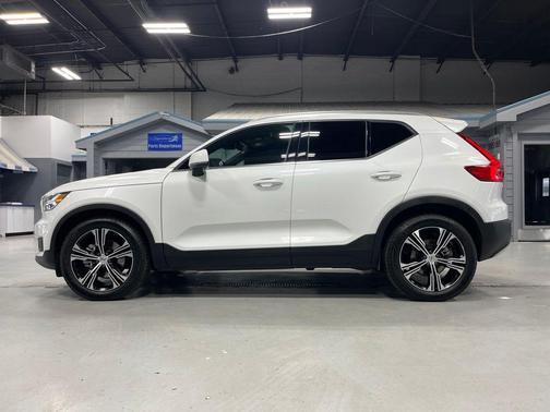 Crystal White Metallic 2021 Volvo XC40 T5 Inscription
