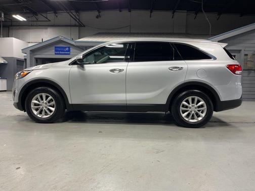 Sparkling Silver 2017 Kia Sorento LX
