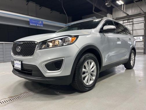 Sparkling Silver 2017 Kia Sorento LX