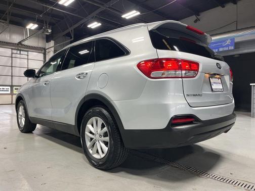 Sparkling Silver 2017 Kia Sorento LX