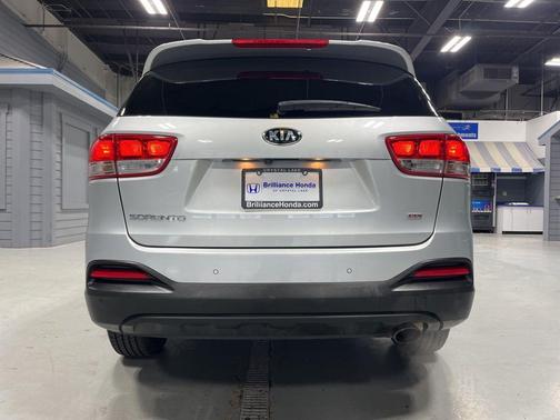 Sparkling Silver 2017 Kia Sorento LX