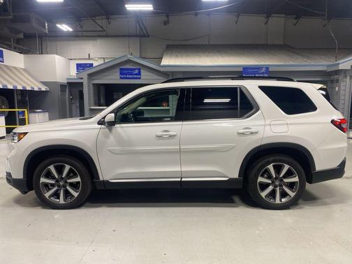 Platinum White Pearl 2024 Honda Pilot Touring