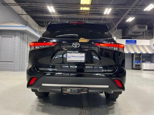 Midnight Black Metallic 2021 Toyota Highlander XLE