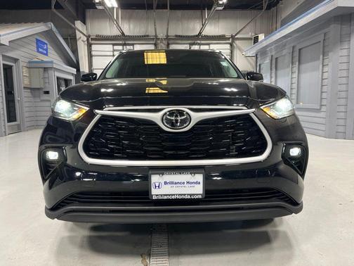 Midnight Black Metallic 2021 Toyota Highlander XLE