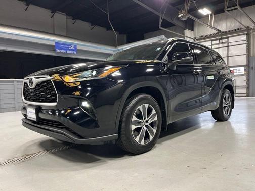 Midnight Black Metallic 2021 Toyota Highlander XLE