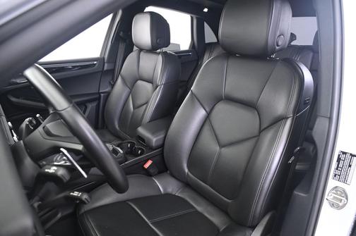 White 2022 Porsche Macan Macan