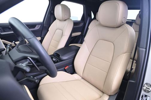 Cashmere Beige Metallic 2025 Porsche Cayenne Cayenne