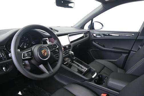 Gentian Blue Metallic 2026 Porsche Macan Macan