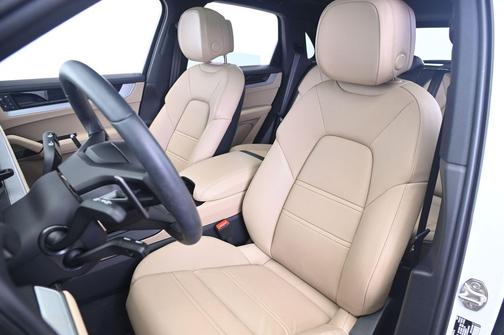 Carrara White Metallic 2024 Porsche Cayenne Cayenne