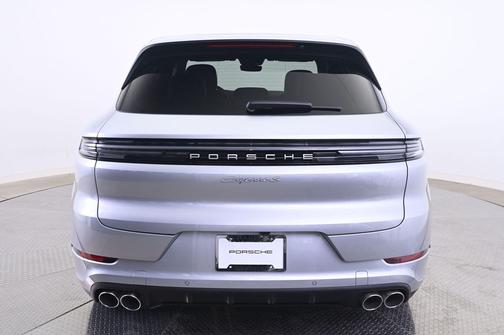 Dolomite Silver Metallic 2026 Porsche Cayenne Cayenne S E-Hybrid