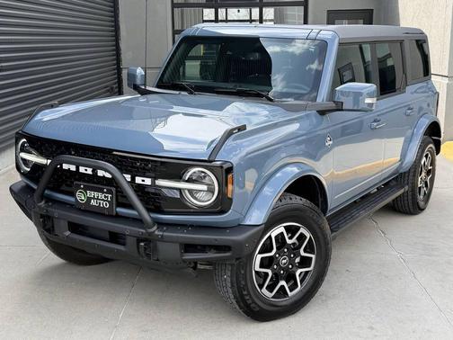 Azure Gray Metallic Tri-Coat 2024 Ford Bronco Outer Banks 4x4 4dr SUV