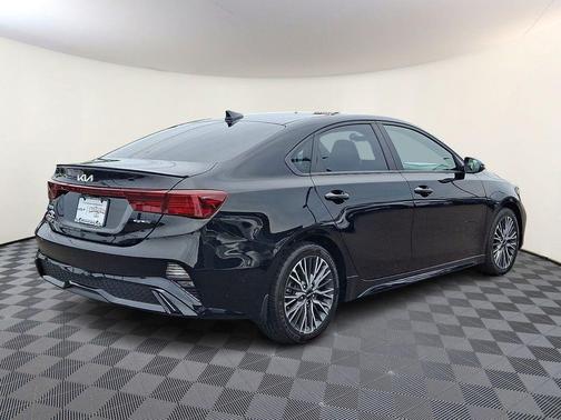 Aurora Black Pearl 2022 Kia Forte GT-Line
