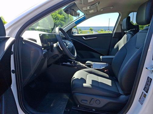 Snow White Pearl 2026 Kia Niro EX