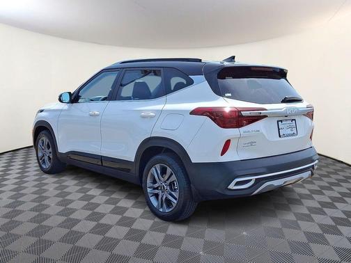 Clear White / Black Roof 2023 Kia Seltos S