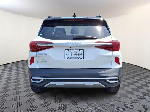 Clear White / Black Roof 2023 Kia Seltos S