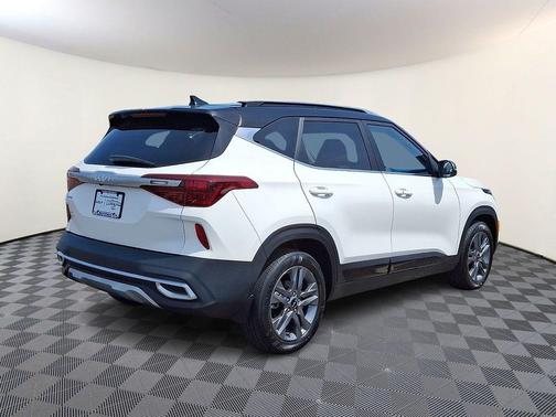 Clear White / Black Roof 2023 Kia Seltos S