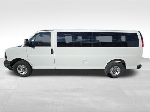 2025 Chevrolet Express 3500 LT