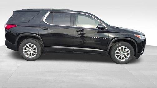 Mosaic Black Metallic 2020 Chevrolet Traverse LT Cloth