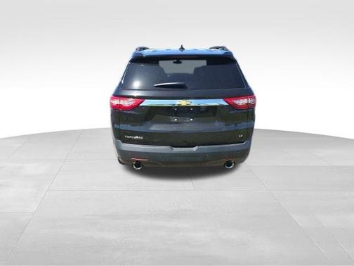 Mosaic Black Metallic 2020 Chevrolet Traverse LT Cloth