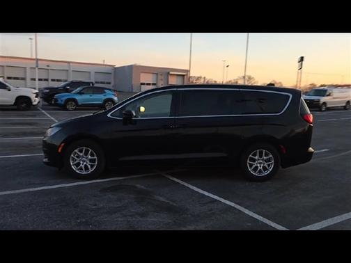 2024 Chrysler Voyager LX