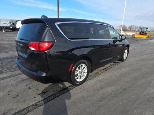 2024 Chrysler Voyager LX