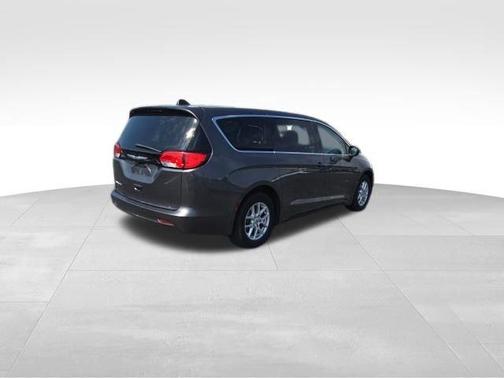 Granite Crystal Clearcoat Metallic 2022 Chrysler Voyager LX