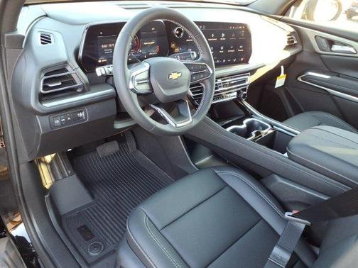 Mosaic Black Metallic 2027 Chevrolet Traverse LT