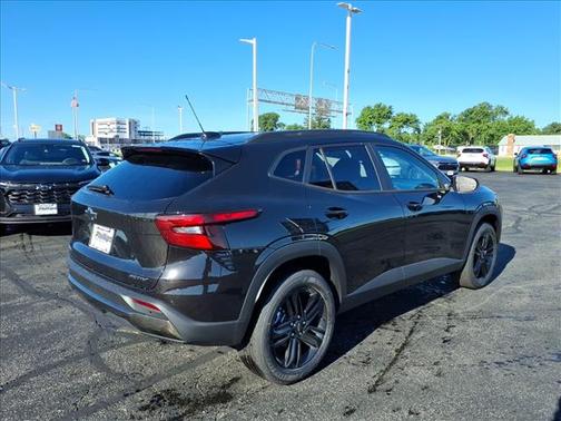 Mosaic Black Metallic 2026 Chevrolet Trax ACTIV