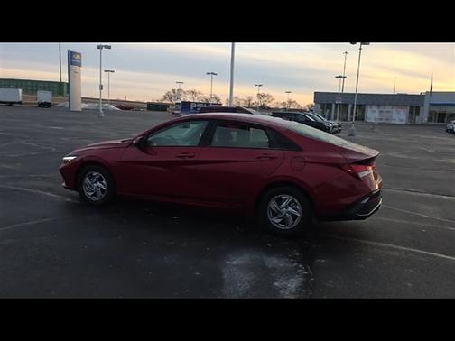 2025 Hyundai ELANTRA SE