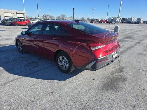 2025 Hyundai ELANTRA SE