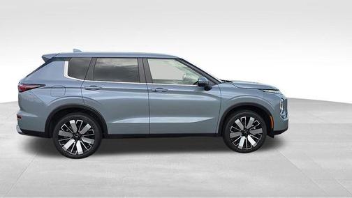 Moonstone Gray Metallic 2025 Mitsubishi Outlander SE