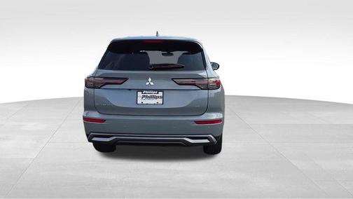 Moonstone Gray Metallic 2025 Mitsubishi Outlander SE