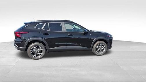 Mosaic Black Metallic 2025 Chevrolet Trax LT