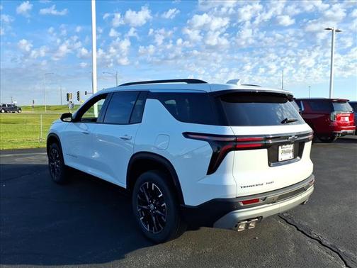 Summit White 2026 Chevrolet Traverse LT