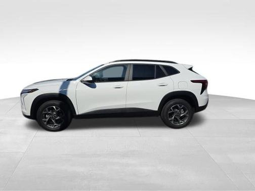 Summit White 2025 Chevrolet Trax LT
